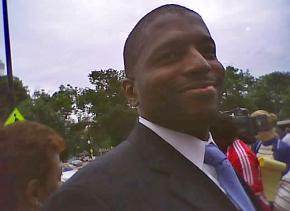 Ronnie Kitchen comes out of Cook County Courthouse a free man